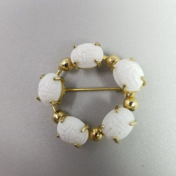 Vintage White Scarab Glass Cabochon and Gold Tone Circle Brooch, Retro Lapel Pin - Picture 2 of 6